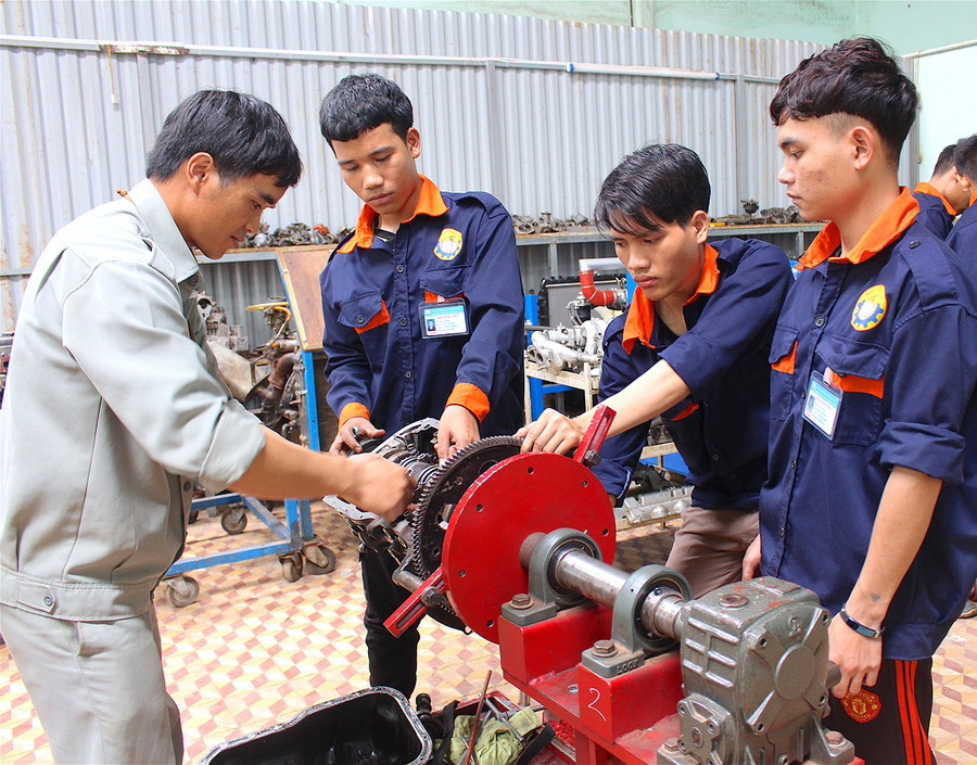 Đào tạo nghề Công nghệ ô tô tại Trường Cao đẳng Gia Lai. Ảnh: Hồng Thi Đào tạo nghề Công nghệ ô tô tại Trường Cao đẳng Gia Lai. Ảnh: Hồng Thi
