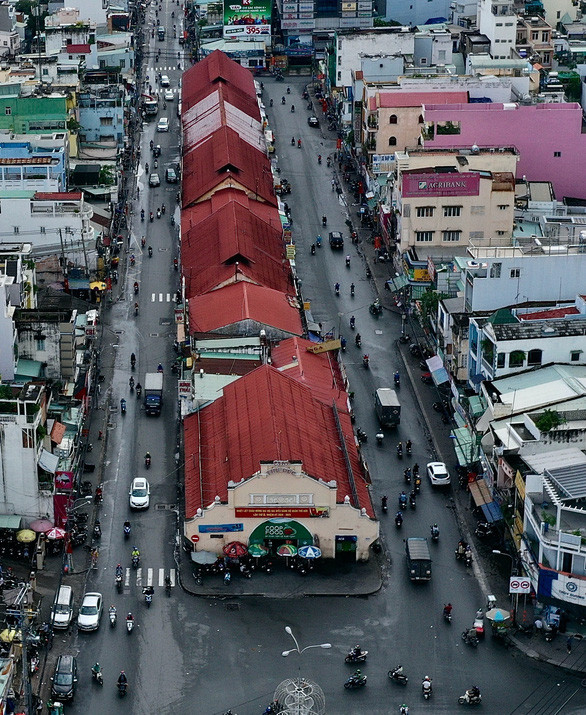 Chợ Thủ Đức cổ xưa giữa đô thị hiện đại - Ảnh: TỰ TRUNG