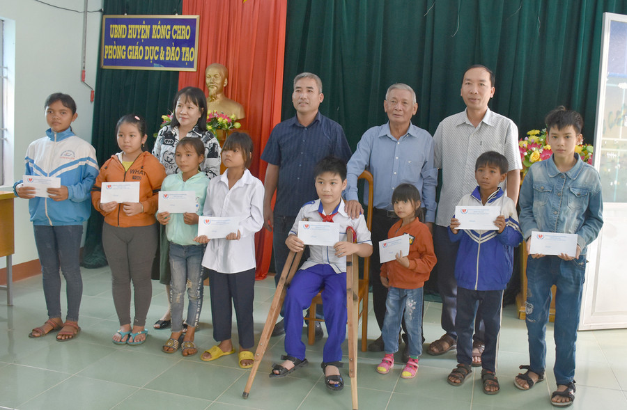 Trao học bổng cho các em học sinh khuyết tật vượt qua khó khăn trên địa bàn huyện Kông Chro. Ảnh: Hà Phương