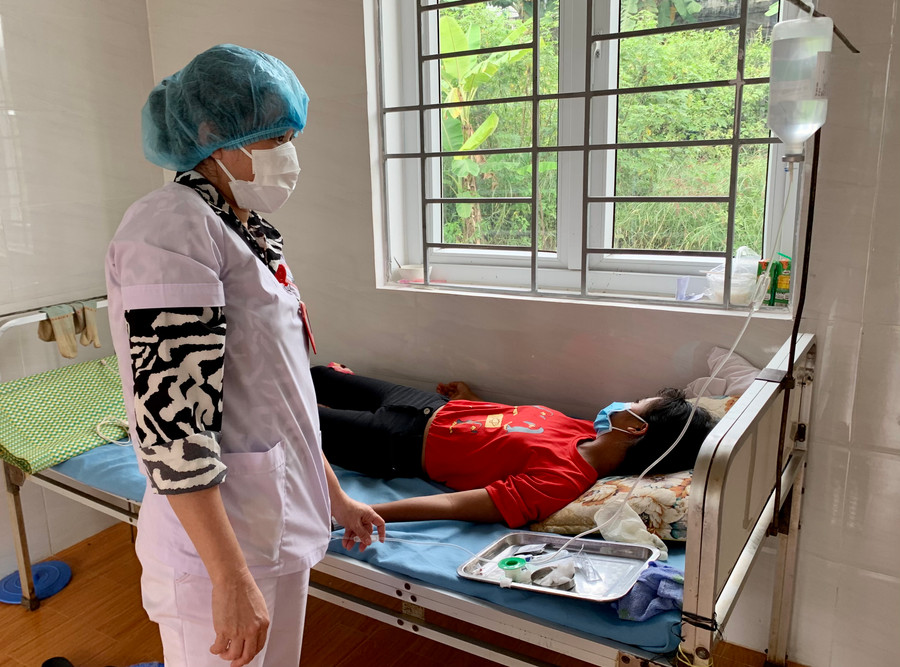 Chăm sóc sức khỏe cho bệnh nhân nghi ngờ mắc bạch hầu tại Trung tâm Y tế huyện Chư Pah. Ảnh: Như Nguyện 