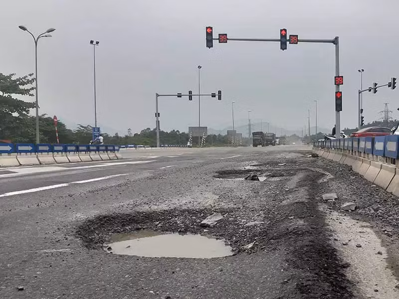 Cao tốc Đà Nẵng - Quảng Ngãi do VEC làm chủ đầu tư bị hư hỏng.