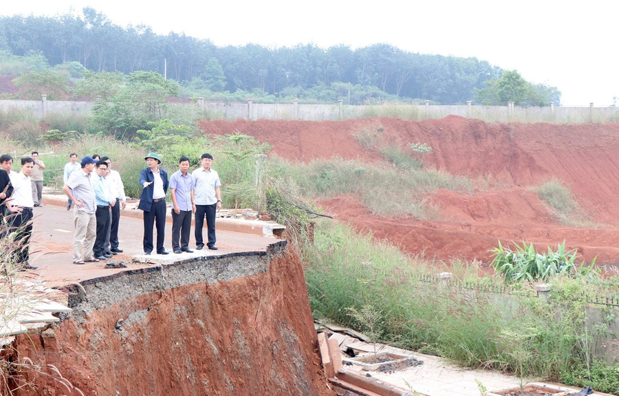 Bí thư Tỉnh ủy Đắk Nông (thứ ba từ phải sang, người đội mũ cối) khảo sát, chỉ đạo việc kiểm định, khắc phục sự cố sạt lở. (Ảnh: Hưng Thịnh/TTXVN)