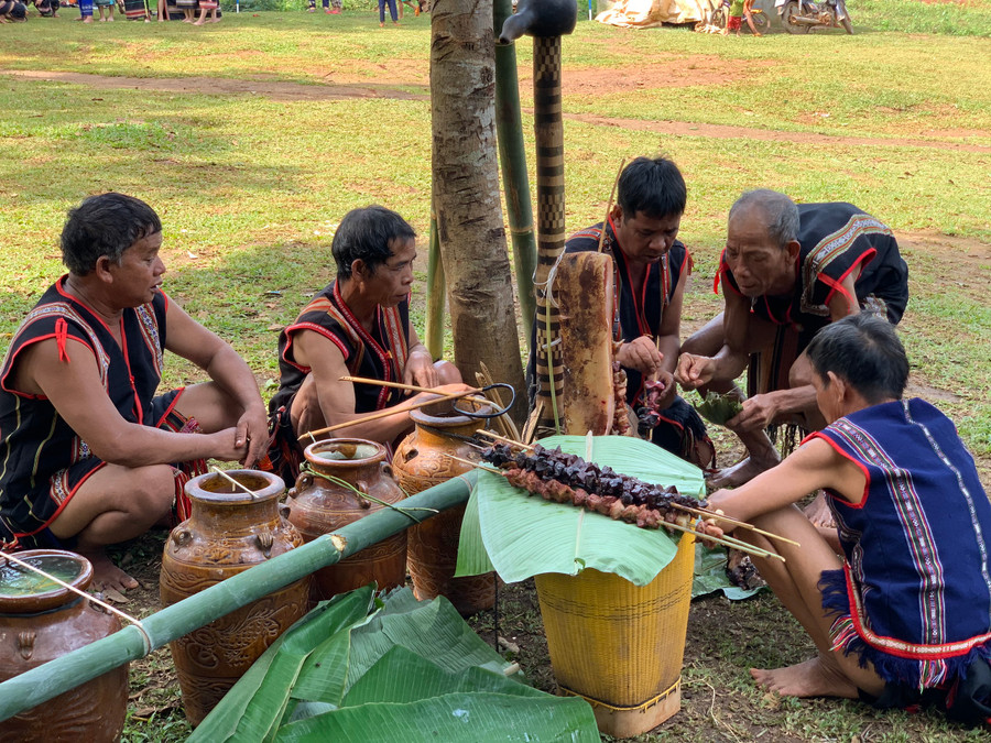 Có 3 thầy cúng và 4 người phụ cúng trực tiếp tham gia nghi thức cúng giọt nước của làng. Ảnh: Phương Linh Có 3 thầy cúng và 4 người phụ cúng trực tiếp tham gia nghi thức cúng giọt nước của làng. Ảnh: Phương Linh