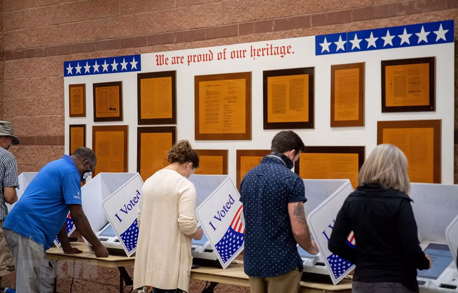  Cử tri bỏ phiếu sớm bầu Tổng thống Mỹ 2020. (Ảnh: AFP/TTXVN)