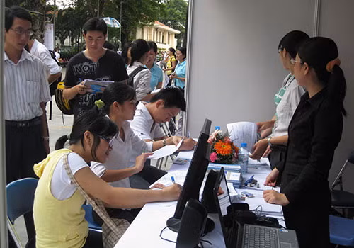 Người lao động có quyết định nghỉ hưu được hưởng lương hưu nên không được nhận trợ cấp thất nghiệp.