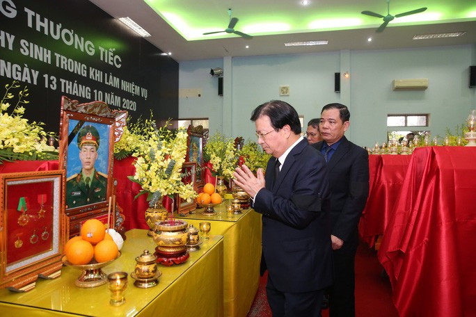 Phó Thủ tướng Trịnh Đình Dũng thắp hương viếng các liệt sĩ