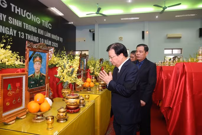 Phó Thủ tướng Trịnh Đình Dũng thắp hương viếng các liệt sĩ