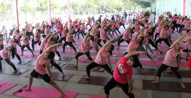 Tình nguyện viên và một số bệnh nhân ung thư tham gia các hoạt động “hồng” do Mạng lưới ung thư vú Việt Nam tổ chức - Ảnh: Như Lịch