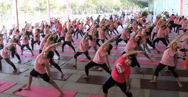 Tình nguyện viên và một số bệnh nhân ung thư tham gia các hoạt động “hồng” do Mạng lưới ung thư vú Việt Nam tổ chức - Ảnh: Như Lịch