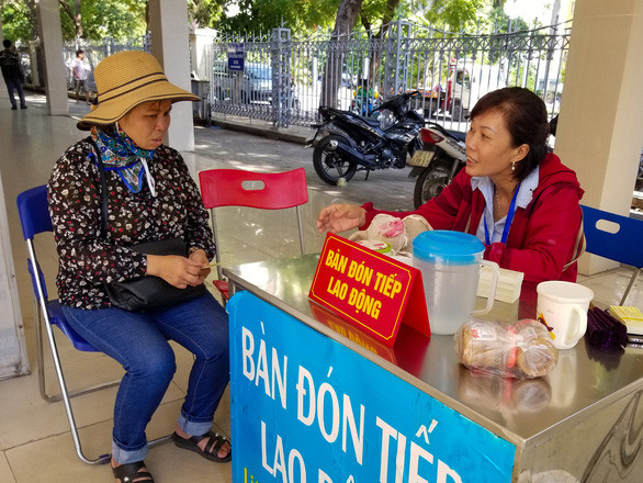 Bàn tư vấn, giới thiệu việc làm rõ ràng ở bến xe Mỹ Đình - Ảnh: V.TUẤN