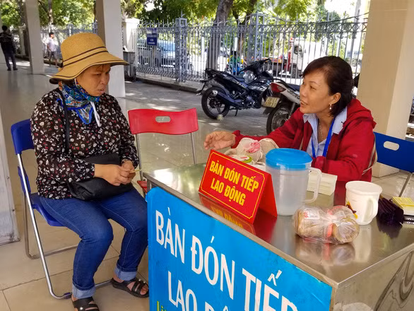 Bàn tư vấn, giới thiệu việc làm rõ ràng ở bến xe Mỹ Đình - Ảnh: V.TUẤN