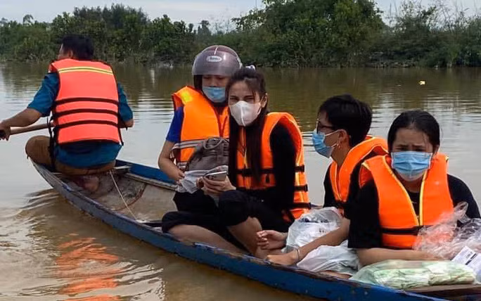  Ca sĩ Thủy Tiên đã huy động được hơn 100 tỉ đồng, trực tiếp đến vùng lũ lụt hỗ trợ, giúp đỡ người dân bị ảnh hưởng.