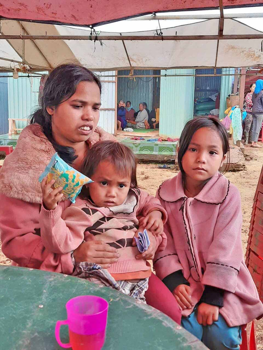 Ba mẹ con chị H’Thon. Ảnh: Lam Nguyên