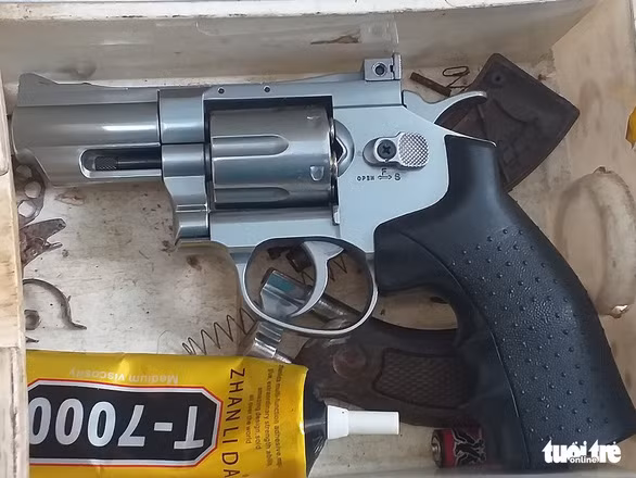 Tang vật là số súng đạn cảnh sát thu giữ được tại nhà Trí.