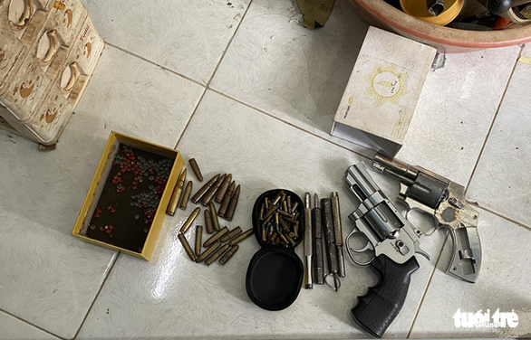 Khẩu súng ngắn có hình dạng giống súng rulô được phát hiện tại nhà của Trí - Ảnh: HOÀI THƯƠNG