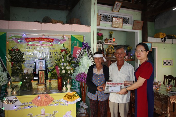 Báo Người Lao Động trao tiền hỗ trợ cho gia đình em Hứa Thị Kiều Vi