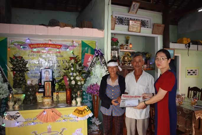 Báo Người Lao Động trao tiền hỗ trợ cho gia đình em Hứa Thị Kiều Vi