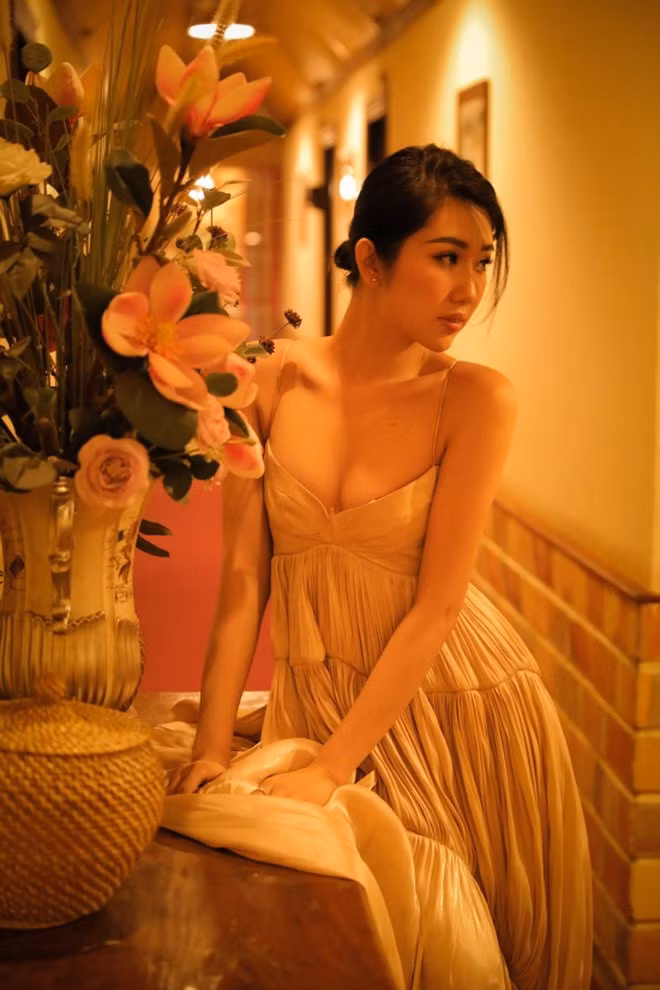 Người đẹp kể cô không ép cân, song thời gian qua vì làm việc khá nhiều nên ngoại hình nhờ vậy thon gọn hơn trước. Ngoài ra, lúc rảnh, cô chăm chỉ tập thể dục giúp body săn chắc hơn ẢNH: NHÂN PHẠM