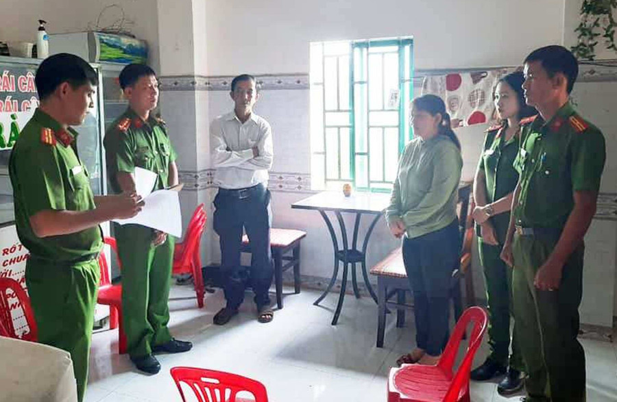 Cơ quan Công an đọc lệnh bắt giam đối tượng Trần Thị Yến Chi. Ảnh: Văn Ngọc  Đối tượng Chi (thứ 3 từ phải qua) đã bị bắt giữ. Ảnh: Văn Ngọc