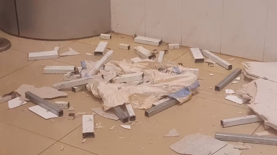 Nhiều thanh sắt, nhôm cũng rơi xuống cùng lúc với tấm trần nhà bị sập.