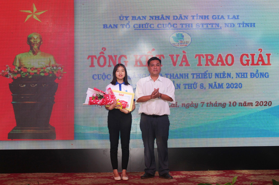 Phó Chủ tịch UBND tỉnh Kpă Thuyên trao giải nhất cho đại diện nhóm tác giả Trường THPT Trường Chinh. Ảnh: Phan Lài Đồng chí Kpă Thuyên-Phó Chủ tịch UBND tỉnh trao giải nhất cho đại diện nhóm tác giả Trường THPT Trường Chinh- Ảnh PL