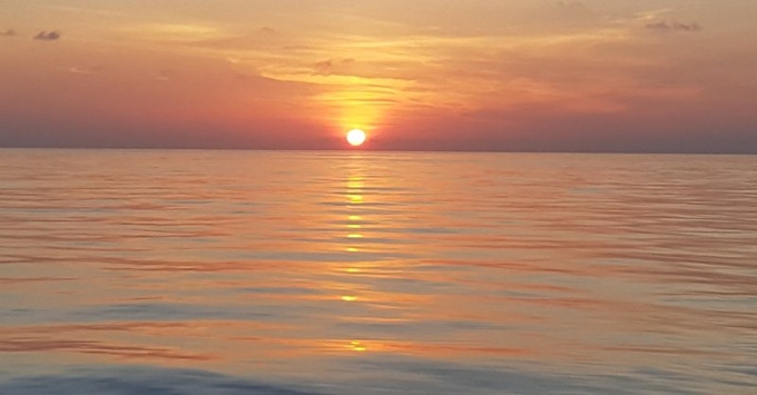 Khi mặt trời ló rạng trên biển.