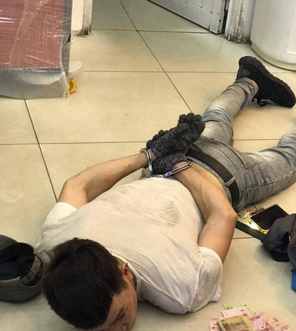 Đối tượng bị trinh sát khống chế