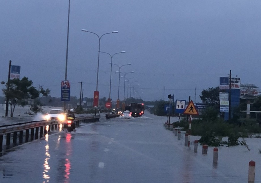 Hiện nước đã lên Quốc lộ 1 khoảng 25 cm.