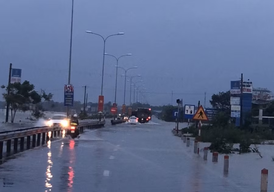 Hiện nước đã lên Quốc lộ 1 khoảng 25 cm.