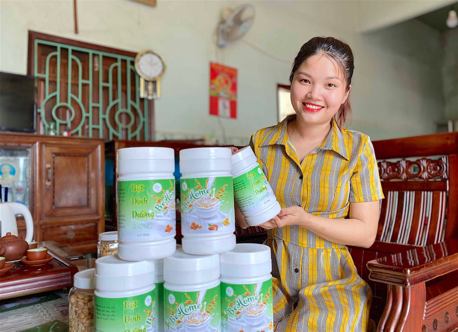 Chị Trương Thị Bé (làng Phung, xã Ia Phang) với sản phẩm bột ngũ cốc dinh dưỡng của mình. Ảnh: Mộc Trà