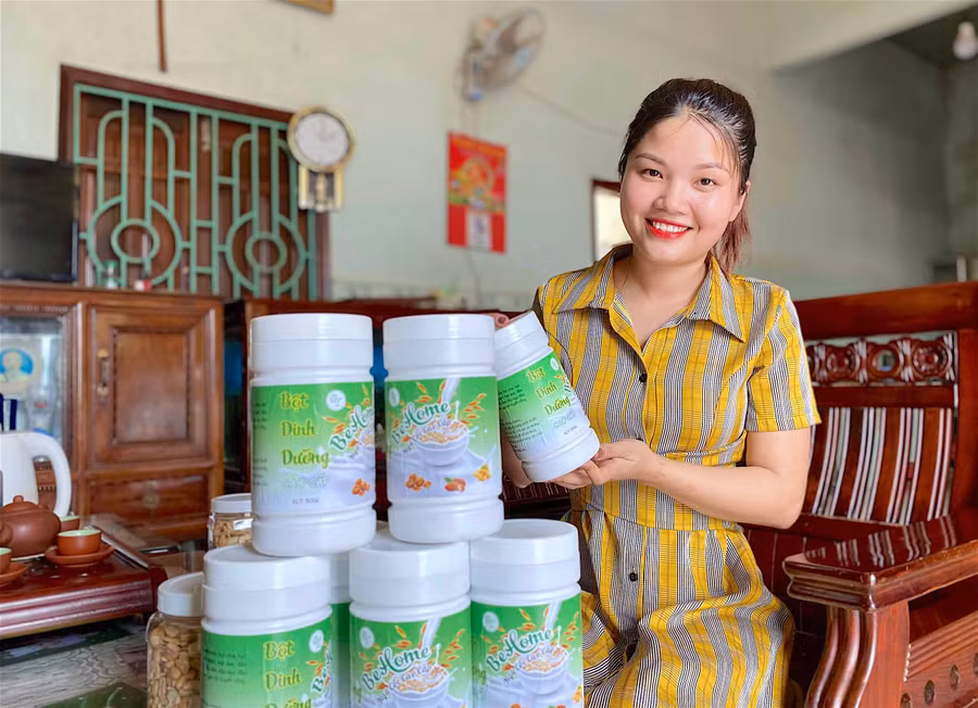 Chị Trương Thị Bé (làng Phung, xã Ia Phang) với sản phẩm bột ngũ cốc dinh dưỡng của mình. Ảnh: Mộc Trà