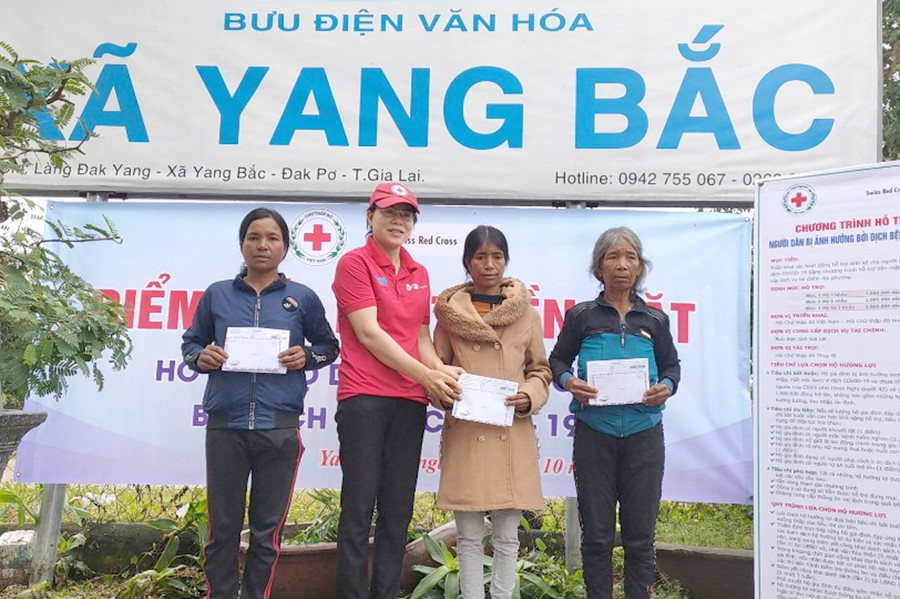 Hỗ trợ tiền mặt cho người dân xã Yang Bắc. Ảnh: Hồng Ngọc