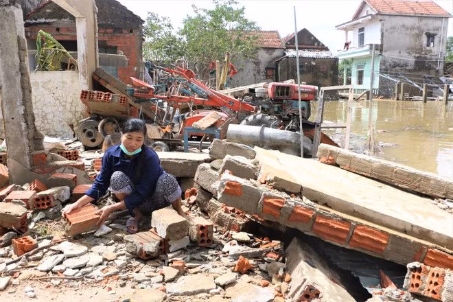 Kiệt quệ vì chịu lũ dài ngày, vợ chồng bà Võ Thị Niềm không còn đủ sức dọn dẹp đống đổ nát