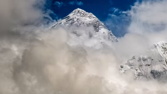 Đỉnh Everest được bao phủ bởi những đám mây trong mùa leo núi 2019. Các nhà khảo sát đã cố gắng đo độ cao chính xác của ngọn núi kể từ những năm 1850 - Ảnh: GETTY IMAGES