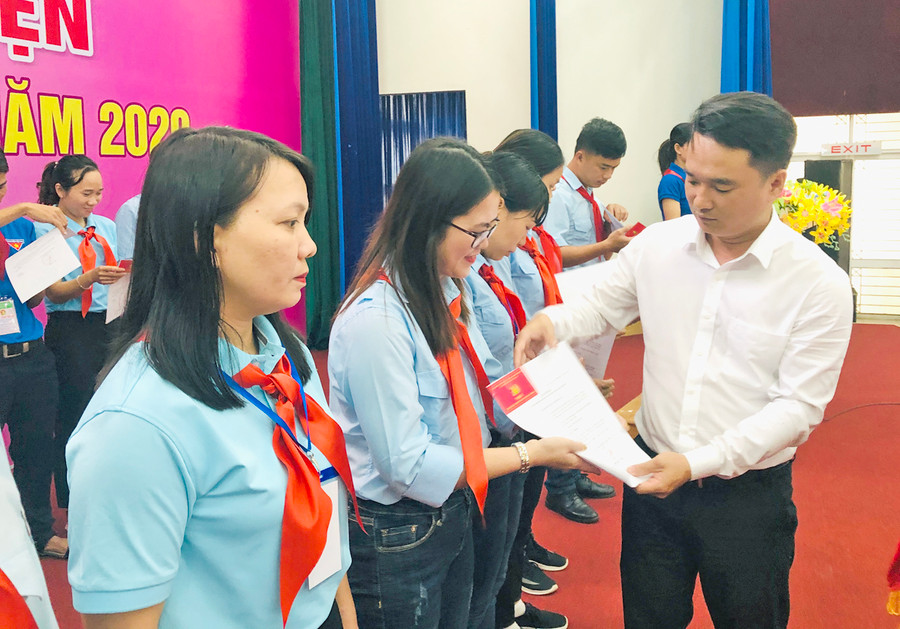 Anh Đỗ Duy Nam-Phó Bí thư Tỉnh Đoàn, Chủ tịch Hội đồng Đội tỉnh trao thẻ huấn luyện viên cấp I tỉnh cho các Tổng phụ trách Đội đạt chuẩn. Ảnh: Phan Lài