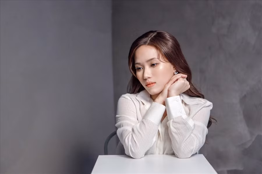 "Công việc của Chi không có gì thay đổi nhiều, vẫn là hát và hát. Trước đây Chi phải tự làm nhiều việc trên vai trò của một ca sỹ tự do, còn bây giờ thì chỉ cần tập trung vào âm nhạc" - nữ ca sĩ chia sẻ.