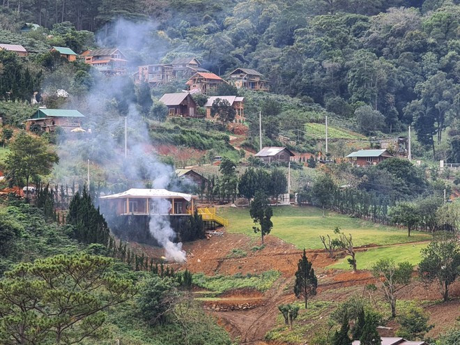"Làng" biệt thự kiểu nhà sàn dưới chân núi Voi. Ảnh: LÂM VIÊN