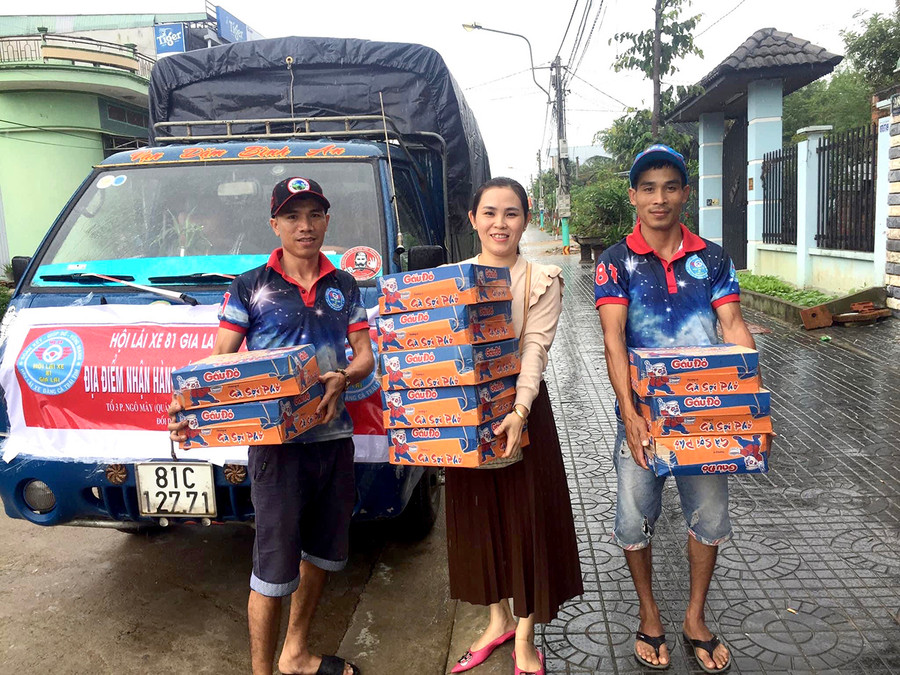 Thành viên Hội Lái xe 81 Gia Lai khu vực An Khê quyên góp hàng từ thiện ủng hộ bà con lũ lụt miền Trung. Ảnh: Lê Hòa Thành viên Hội Lái xe 81 Gia Lai khu vực An Khê quyên góp hàng từ thiện ủng hộ bà con lũ lụt miền Trung. Ảnh: Lê Hòa