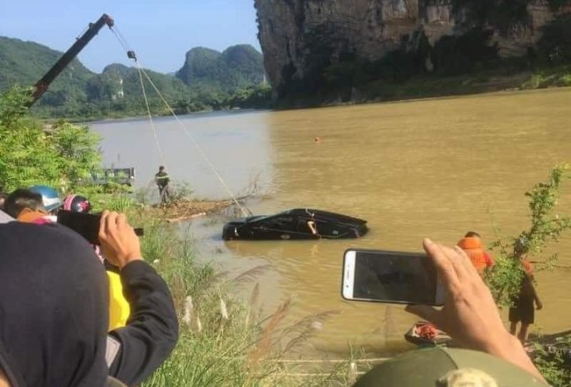 Sau khi trục vớt chiếc xe, phát hiện bên trong có 3 người đã tử vong. Ảnh: Người dân cung cấp