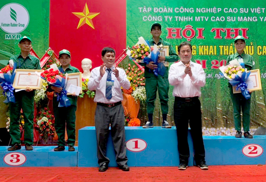 Ban tổ chức trao giải cho các thí sinh xuất sắc. Ảnh: Anh Huy