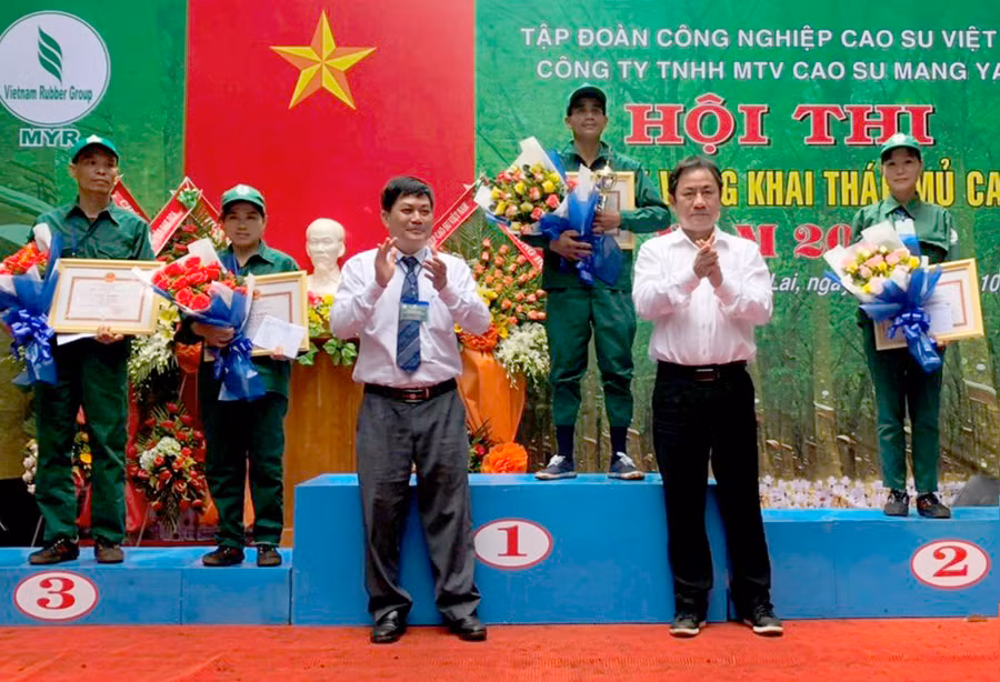 Ban tổ chức trao giải cho các thí sinh xuất sắc. Ảnh: Anh Huy