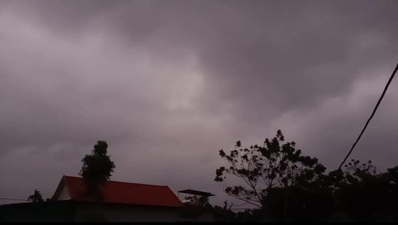 Sáng nay 29-10, thời tiết miền Trung vẫn đang rất xấu. Ảnh: TRẦN HỮU DŨNG Sáng nay 29-10, thời tiết miền Trung vẫn đang rất xấu. Ảnh: TRẦN HỮU DŨNG