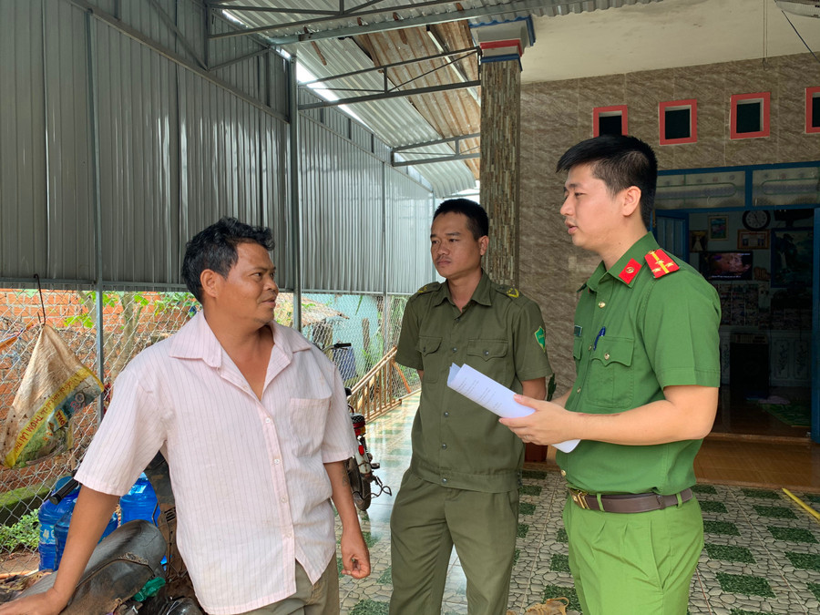 Công an thị trấn Chư Ty (huyện Đức Cơ) tuyên truyền, vận động người dân làng Trol Đeng tham gia giữ gìn an ninh trật tự. Ảnh: Phương Vi