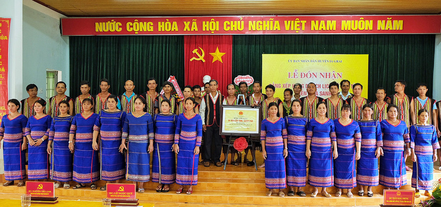 Niềm tự hào của nhân dân các làng trong ngày vui. Ảnh: Minh Châu Niềm tự hào của nhân dân các làng trong ngày vui. Ảnh: Minh Châu