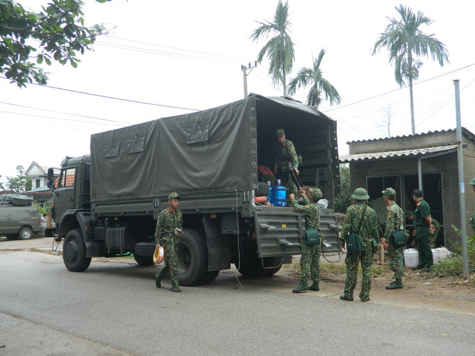 Lực lượng quân sự lên xe chuyên dụng, tham gia cứu hộ những người mất tích ở Rào Trăng 3 - Ảnh: QUANG NHẬT Lực lượng quân sự lên xe chuyên dụng, tham gia cứu hộ những người mất tích ở Rào Trăng 3 - Ảnh: QUANG NHẬT