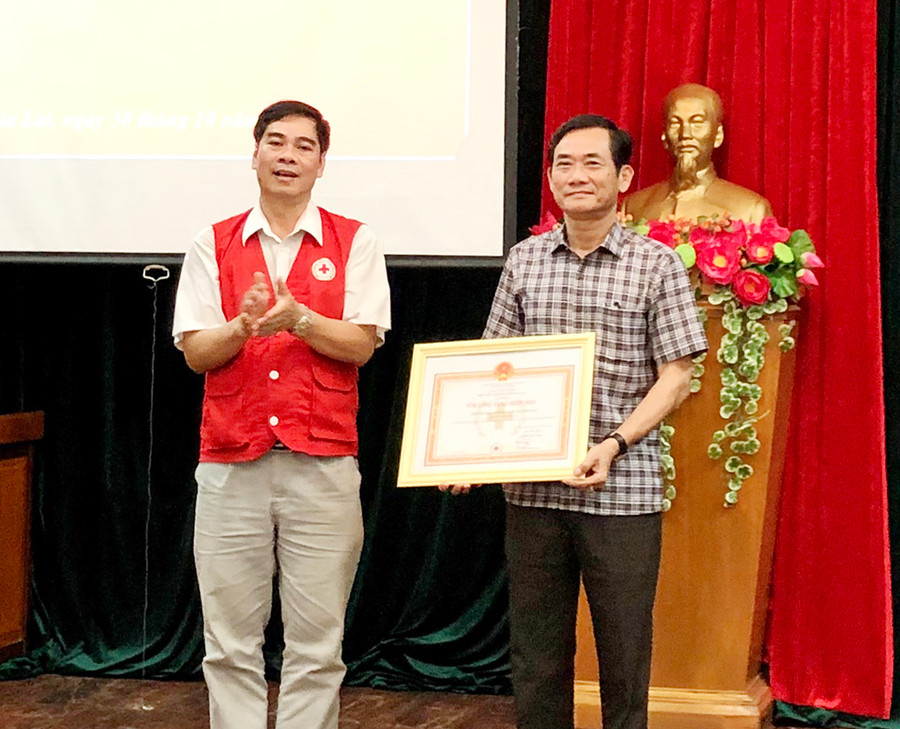 Phó Chủ tịch Hội Chữ thập đỏ tỉnh Đặng Xuân Nam (bên trái) trao giấy chứng nhận Tấm lòng vàng cho Sở Giao thông-Vận tải tỉnh. Ảnh: Lê Hòa