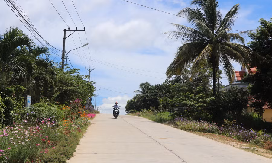 Những tuyến đường bê tông được trồng hoa, tạo cảnh quan môi trường xã Cửu An (thị xã An Khê) xanh-sạch-đẹp. Ảnh: Ngọc Minh
