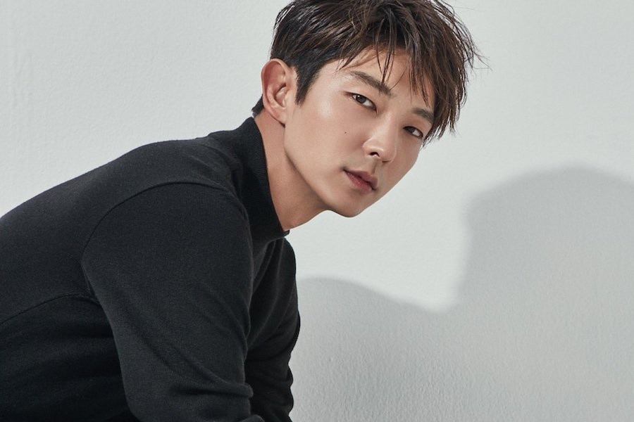 Ở tuổi 38, Lee Jun Ki vẫn không ngừng khẳng định khả năng diễn xuất đa dạng của mình. Ở tuổi 38, Lee Jun Ki vẫn không ngừng khẳng định khả năng diễn xuất đa dạng của mình.