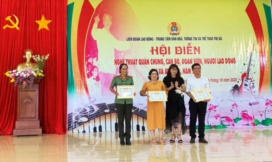  Đại diện Ban tổ chức trao giải cho các tiết mục tốp ca xuất sắc. Ảnh: Vũ Chi