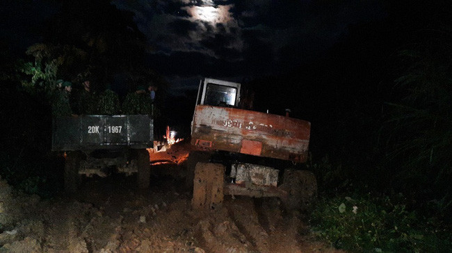 Phương tiện mở đường cùng xe của lực lượng quân sự tỉnh Quảng Nam tìm đủ mọi cách để đến hiện trường 2 vụ sạt lở cùng ở xã Phước Lộc, huyện Phước Sơn, nhưng buộc phải quay đầu vì con đường độc đạo bị sạt lở và chia cắt nhiều đoạn.